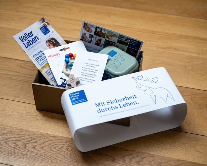 Das Helene Weber Haus Willkommenspaket, eine Box mit verschiedenen Informationen und Geschenken