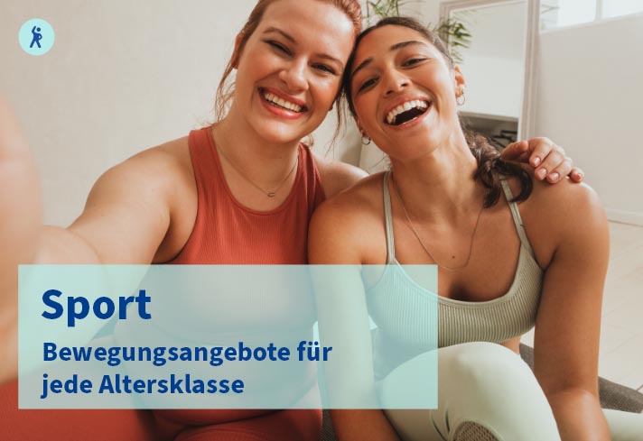 Zwei junge Frauen lächeln in die Kamera